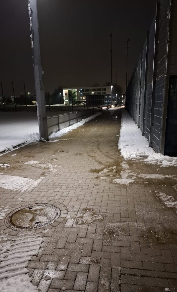 Geräumter und gestreuter Gehweg beim Winterdienst in Borchen