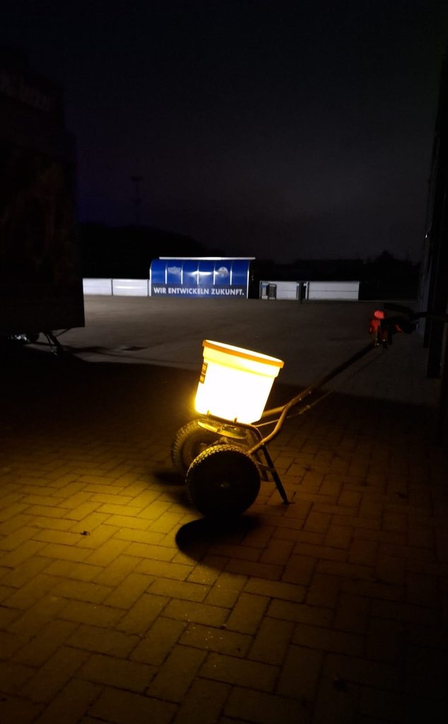 Streuwagen beim nächtlichen Winterdienst in Borchen